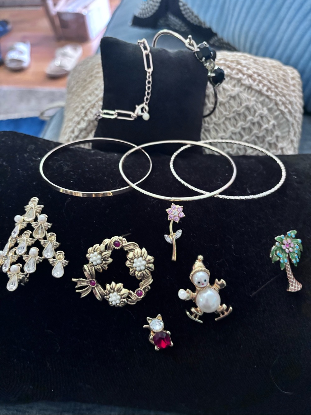 Brooches for holiday and two for the beach. Plus bracelets.  Make An Offer!